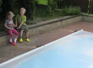 Bezpečnostní plachta ochrání bazén před nečistotami a zabrání pádu dětí i domácích mazlíčků