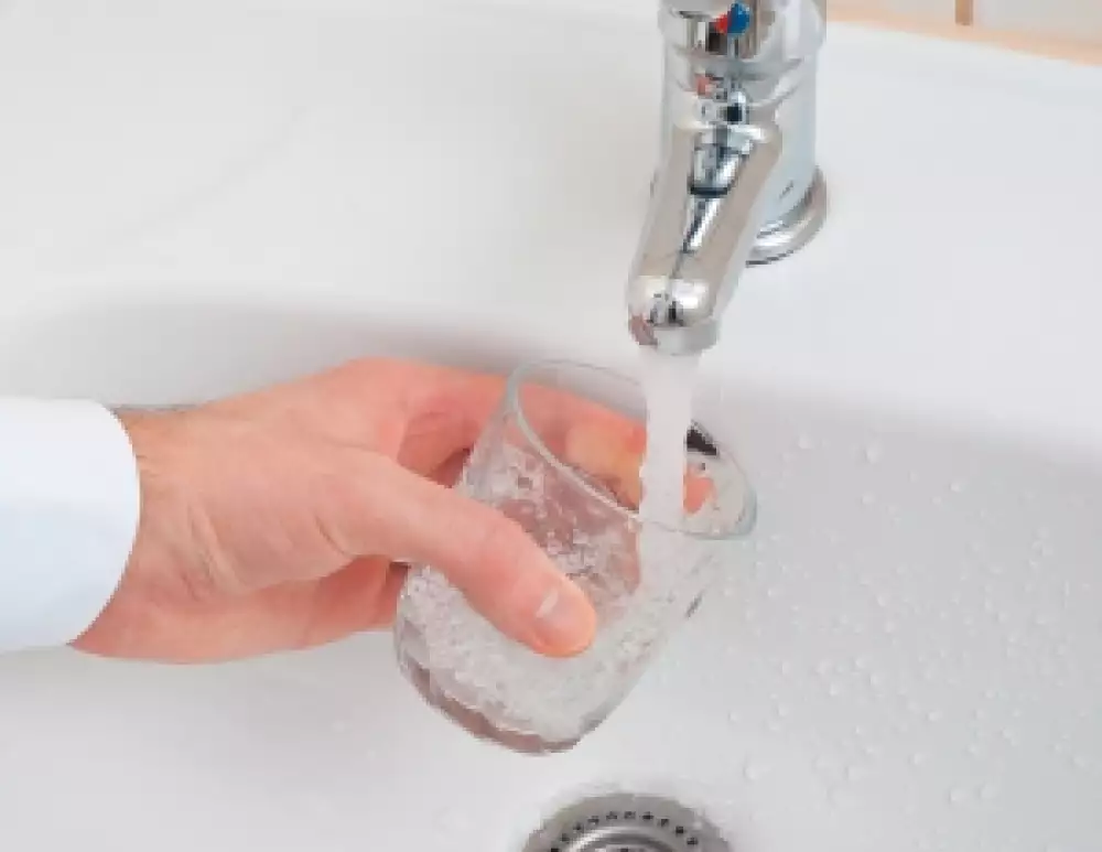 Vodní filtry na pitnou vodu se hodí domů i do firmy