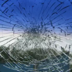 Rozbité přední sklo – jak postupovat když praskne?