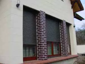 Moderní zastínění oken - klasické žaluzie jsou out