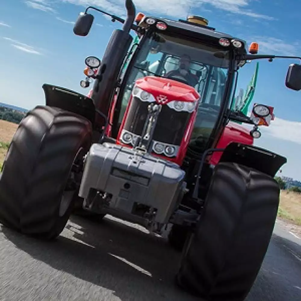Sháníte moderní traktor, který si poradí v každém terénu?