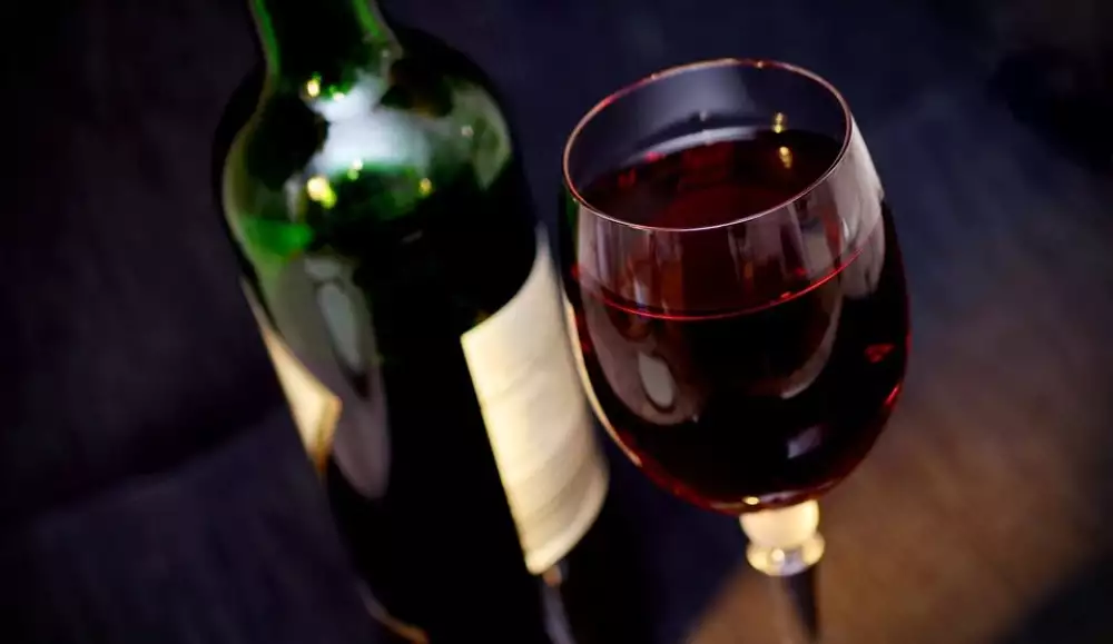 Jak pít víno v souladu s etiketou? Dodržujte tyto zásady