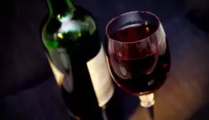 Jak pít víno v souladu s etiketou? Dodržujte tyto zásady