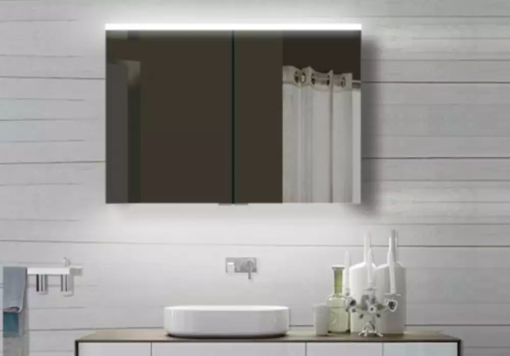 Zrcadlová skříňka s osvětlením dodá vaší koupelně na útulnosti