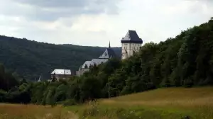 Výlet na Karlštejnsko není jen o návštěvě hradu. Jaké aktivity lze v okolí podniknout?
