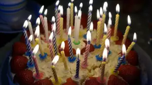 Zajímavosti z historie: Proč si k narozeninám dáváme dárky a sfoukáváme svíčky z dortu?