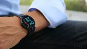 Chytré hodinky (smartwatch), nebo fitness tracker (fit náramek)?