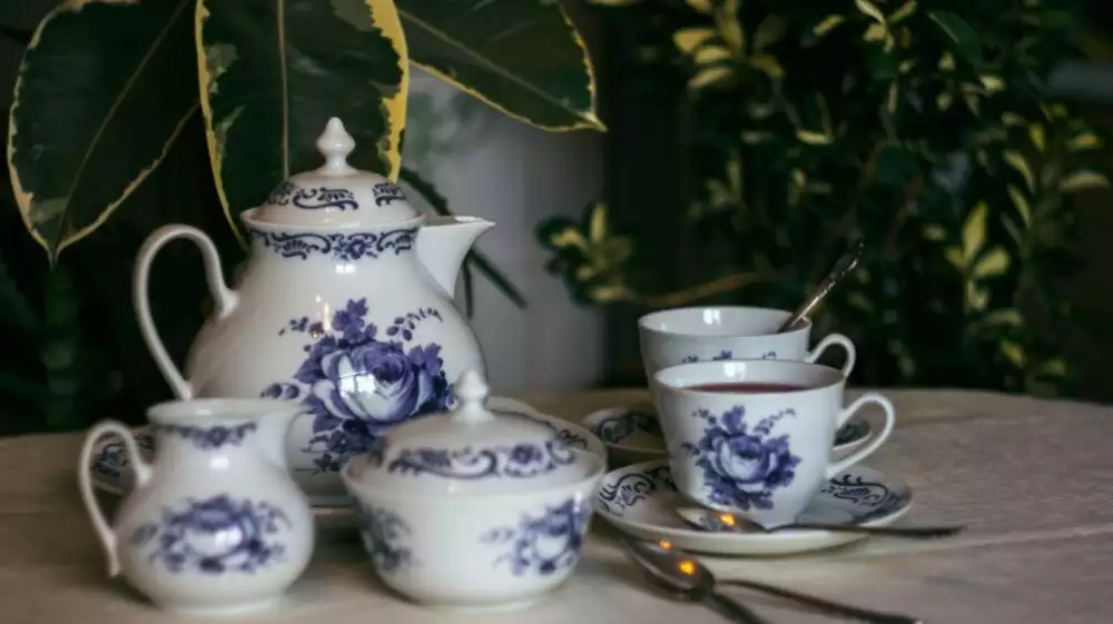 Jak oživit interiér starožitným porcelánem?