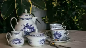 Jak oživit interiér starožitným porcelánem?
